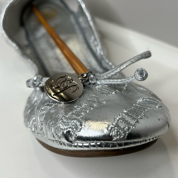 Juicy Couture Silver Leather Logo Embroidered Ballet Flats Fold Up with … - Picture 5 of 11